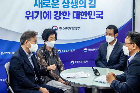 '자상한 기업과 소상공인의 디지털 상생' 좌담회 참석자들이 대응방안을 논의하고 있다. 박동욱기자 fufus@